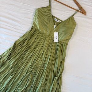 Astr Olive Green Maeve Pleated Midi Dress NWT Large